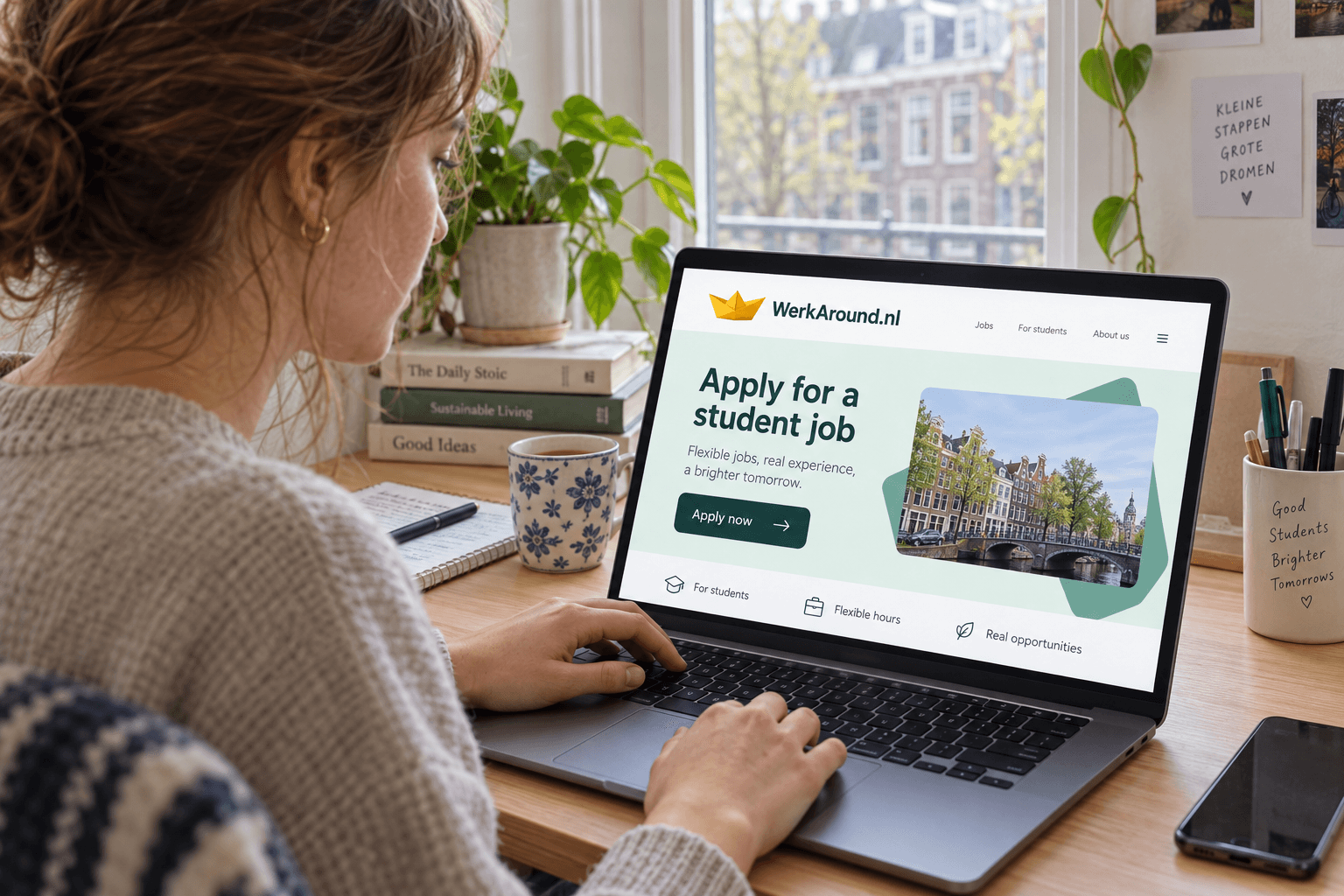 Student die op een laptop solliciteert via WerkAround.nl